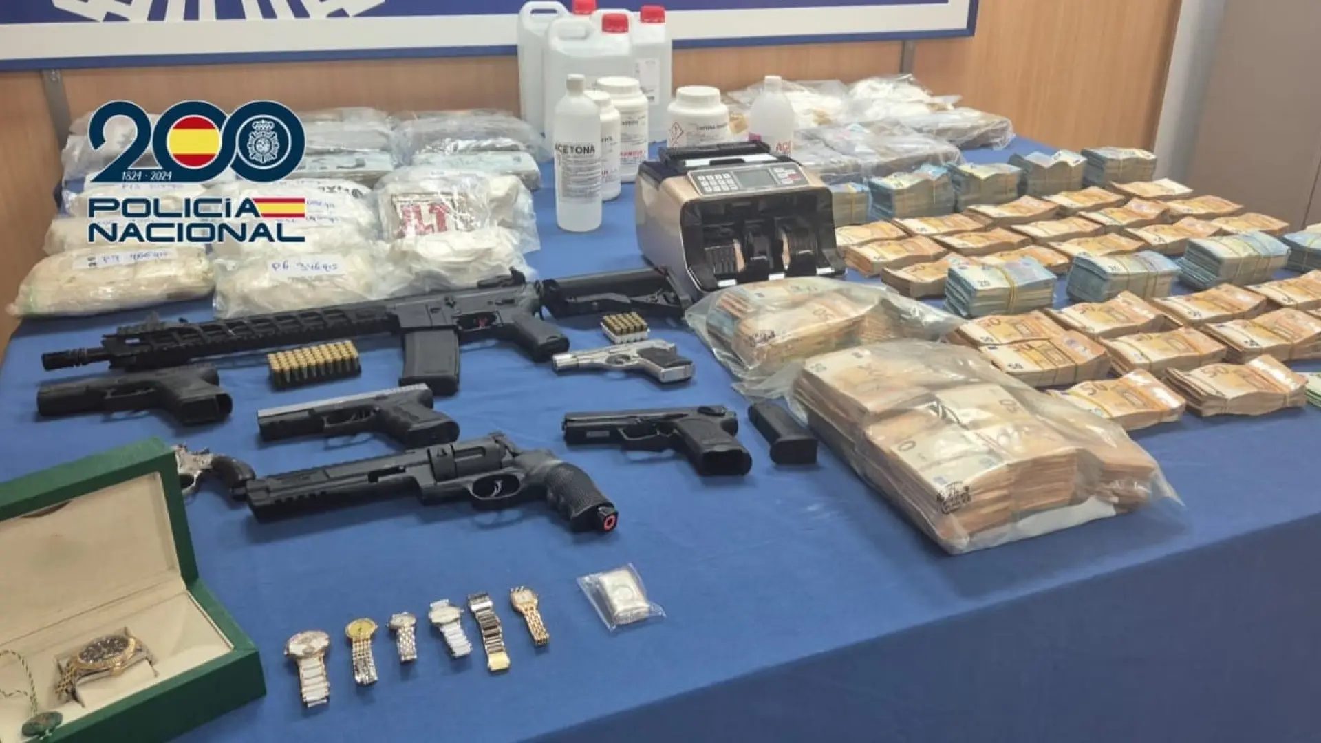 Los agentes incautación de 30 kilos de cocaína, 12 kilos de MDMA, más de 720.000 euros en efectivo, cinco armas de fuego, un lingote de plata y 21 vehículos.POLICÍA NACIONAL