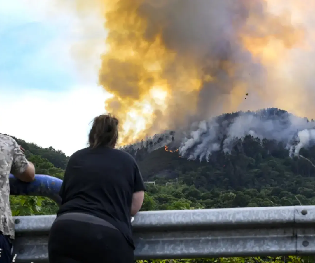 Incendio forestal en Padrón (A Coruña), próximo a núcleos de población.EFE