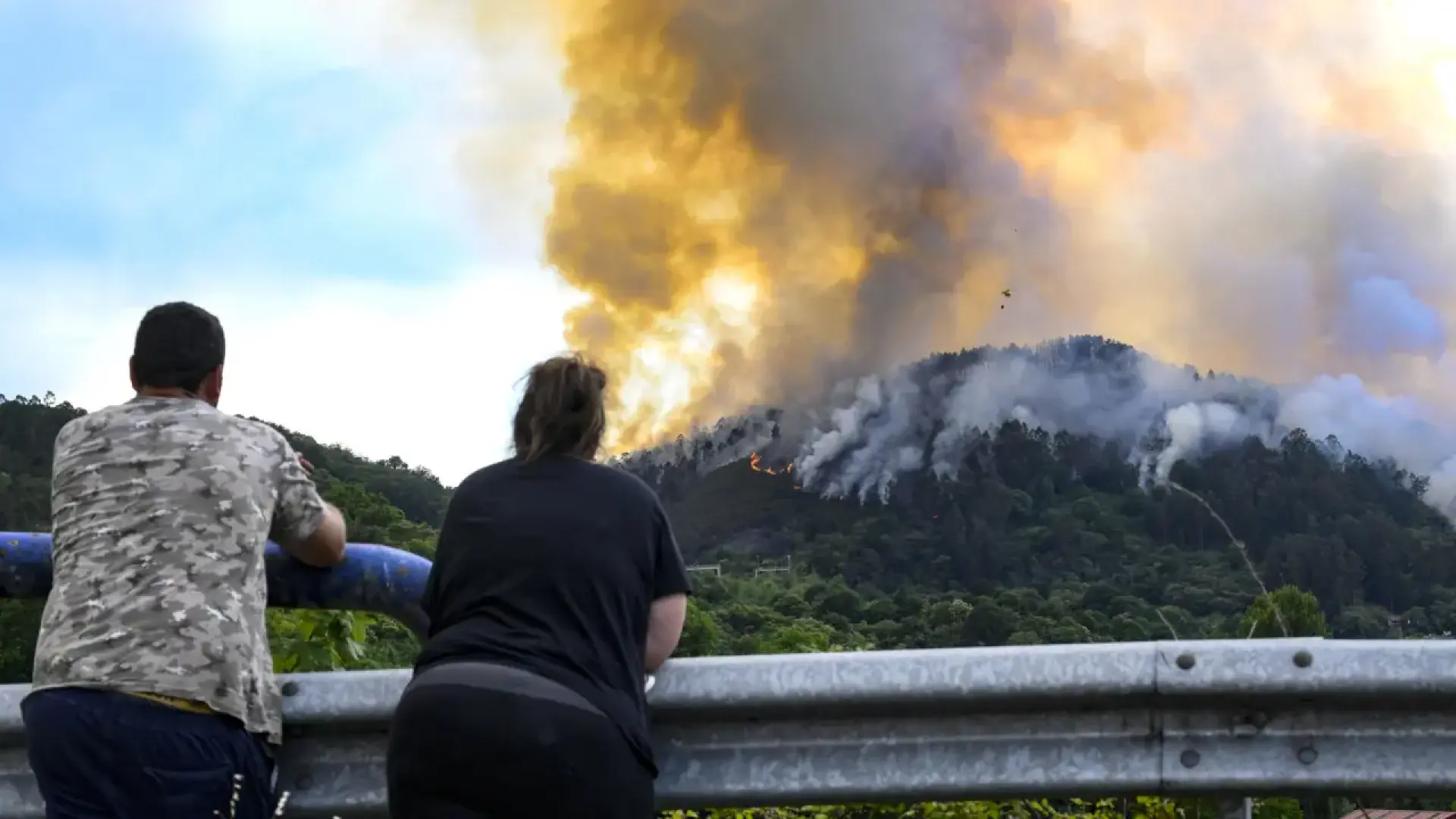 Incendio forestal en Padrón (A Coruña), próximo a núcleos de población.EFE