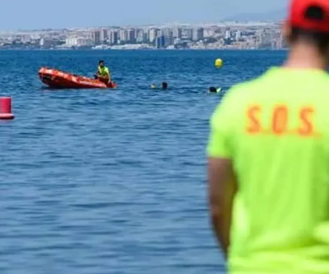 Un socorrista vigila la costa de Almería durante un dispositivo de rescate.Ayuntamiento de Almería