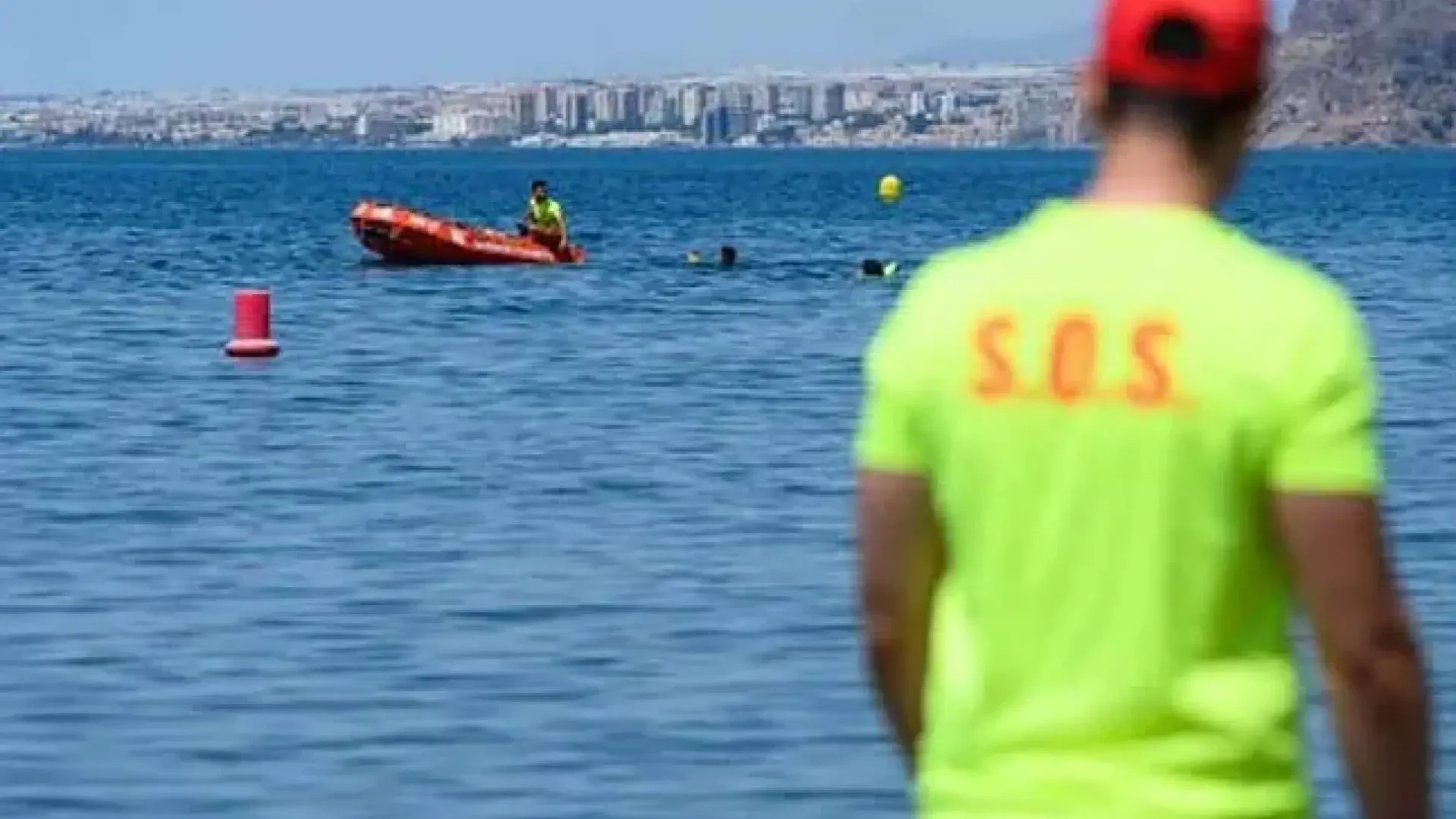 Un socorrista vigila la costa de Almería durante un dispositivo de rescate.Ayuntamiento de Almería