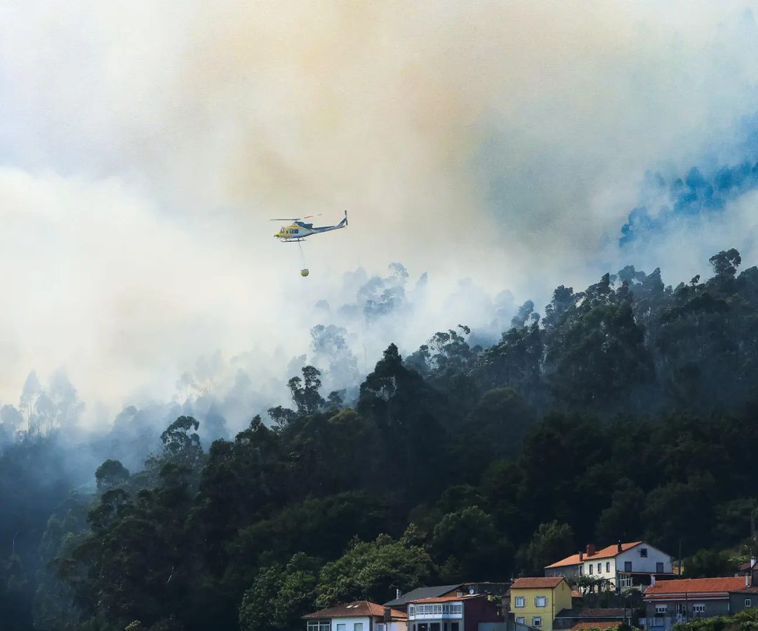 Un helicóptero trabaja en la extinción del incendio de Padrón, en A Coruña, donde se ha declarado la situación 2 de emergencia.EFE
