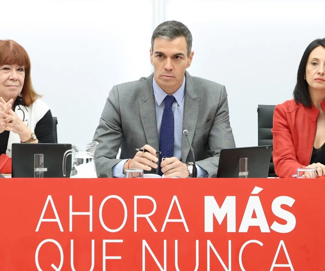La presidenta del PSOE, Cristina Narbona, el presidente del Gobierno, Pedro Sánchez y la secretaria de Organización del PSOE, Rebeca TorróMarta Fernández - Europa Press