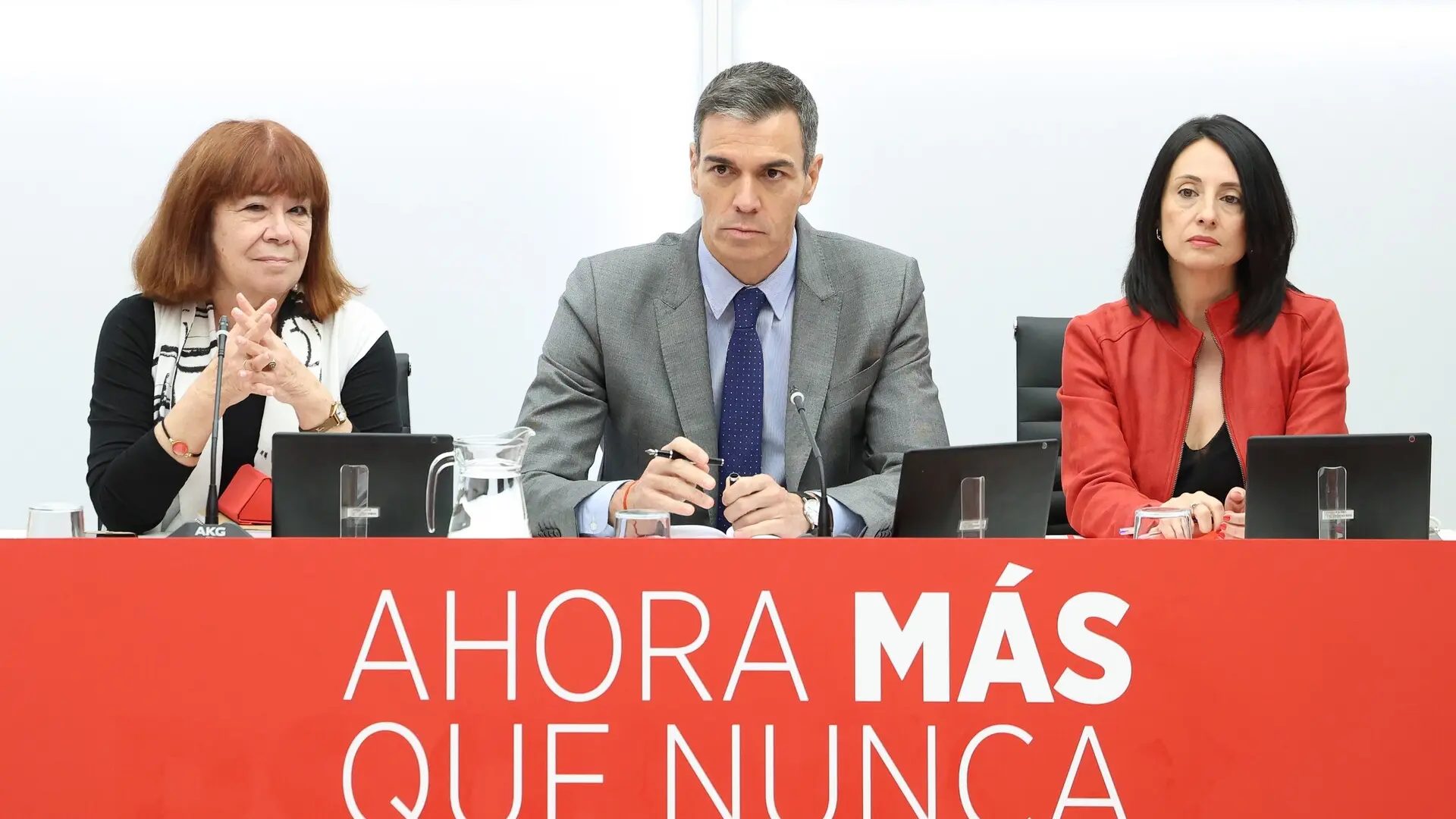 La presidenta del PSOE, Cristina Narbona, el presidente del Gobierno, Pedro Sánchez y la secretaria de Organización del PSOE, Rebeca TorróMarta Fernández - Europa Press