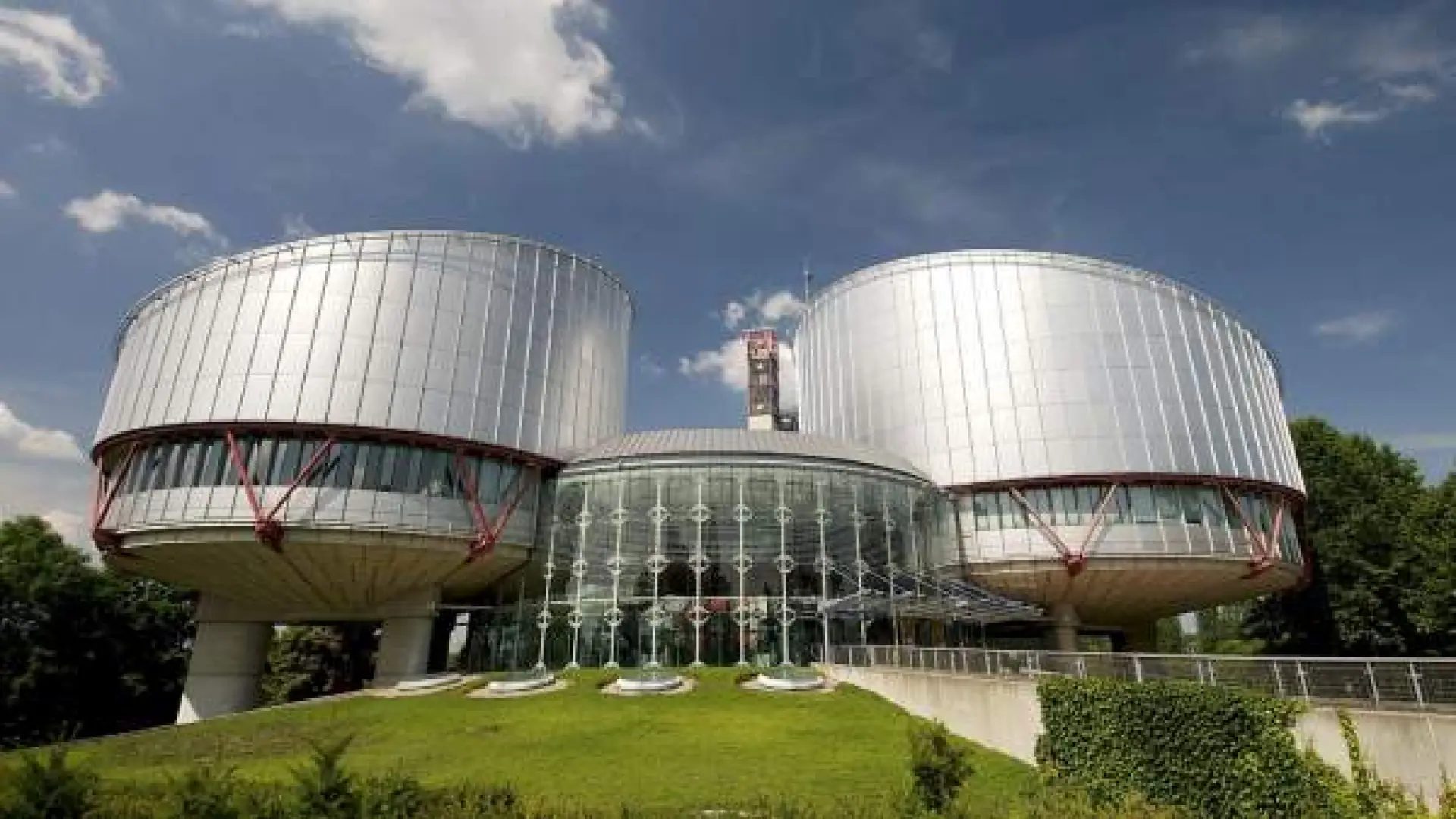 Fachada de la sede del Tribunal Europeo de Derechos Humanos (TEDH), con sede en Estrasburgo (Francia).Michel Christen / EFE