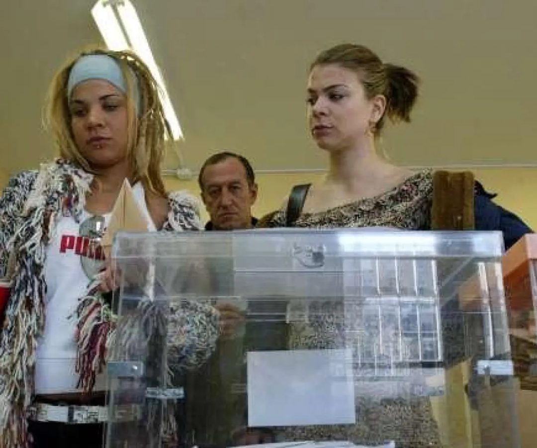 Dos jóvenes, ante una urna en elecciones pasadas en Zaragoza.ARCHIVO
