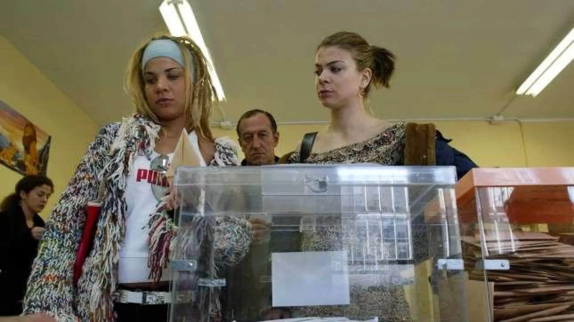 Dos jóvenes, ante una urna en elecciones pasadas en Zaragoza.ARCHIVO