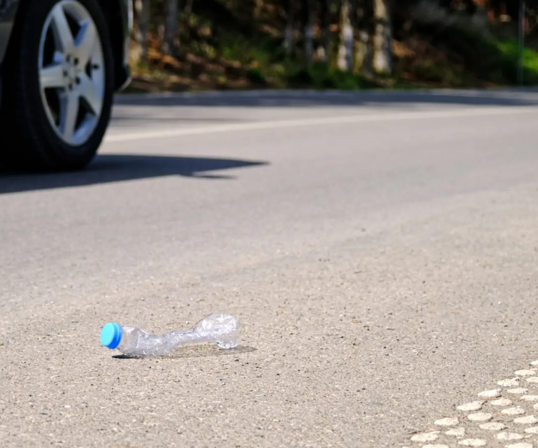 Una botella de plástico tirada en la calle.Sergey Klopotov