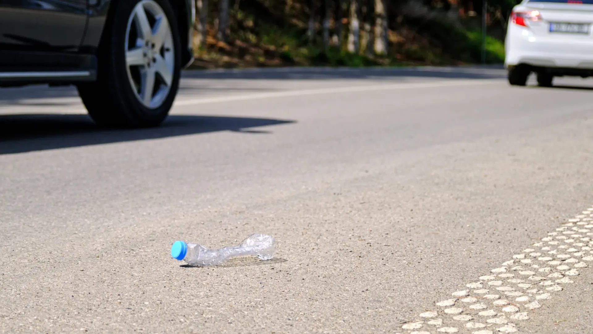Una botella de plástico tirada en la calle.Sergey Klopotov