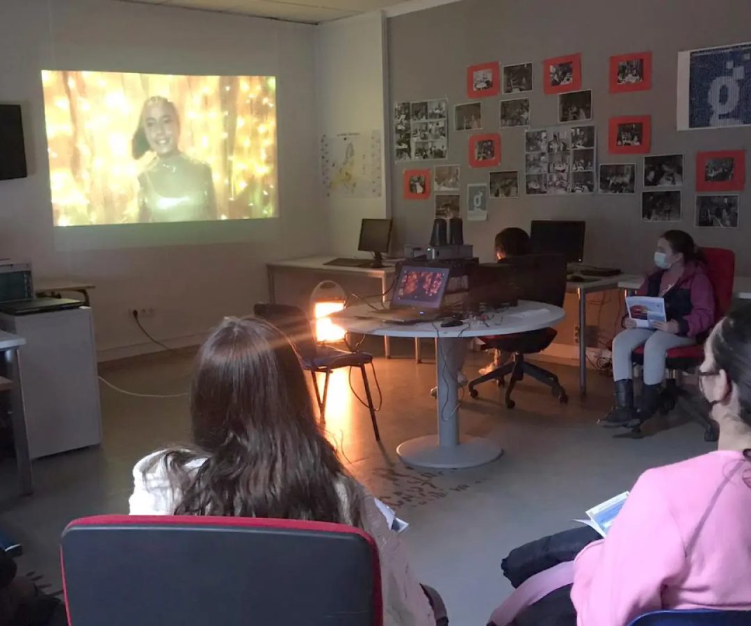 Varios niños viendo la televisión.Diputación de Córdoba. 