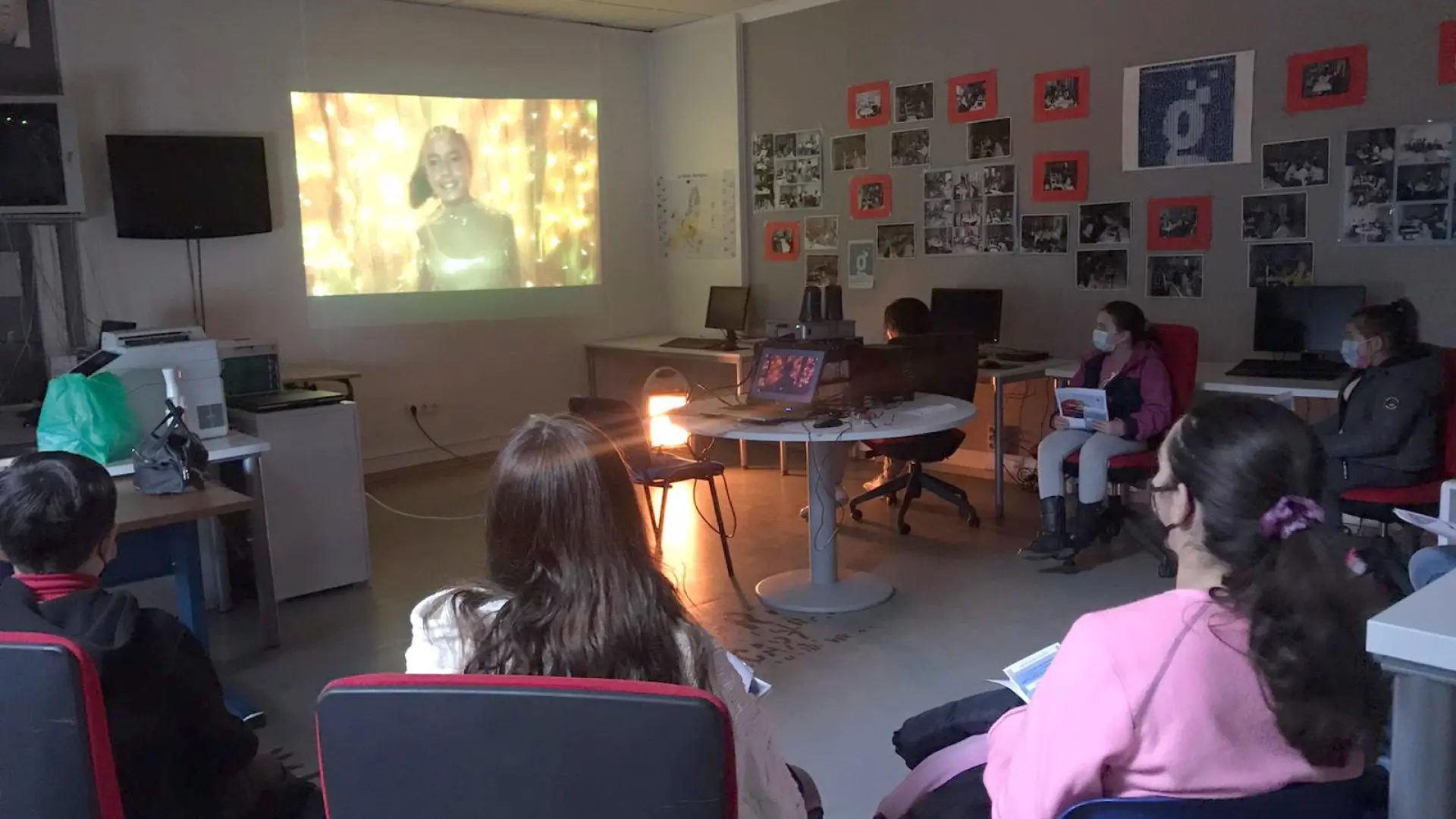 Varios niños viendo la televisión.Diputación de Córdoba. 