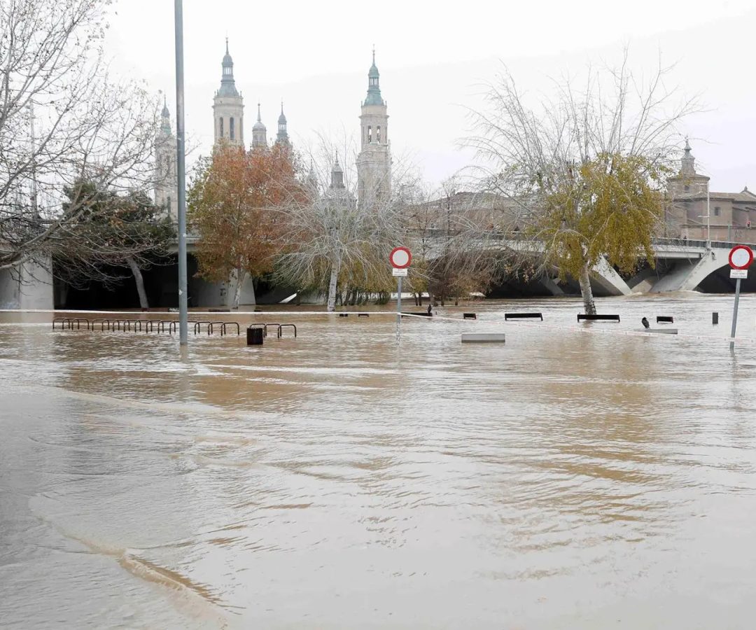 El río Ebro a su paso por Zaragoza, en una imagen de archivo.EFE / Javier Belver
