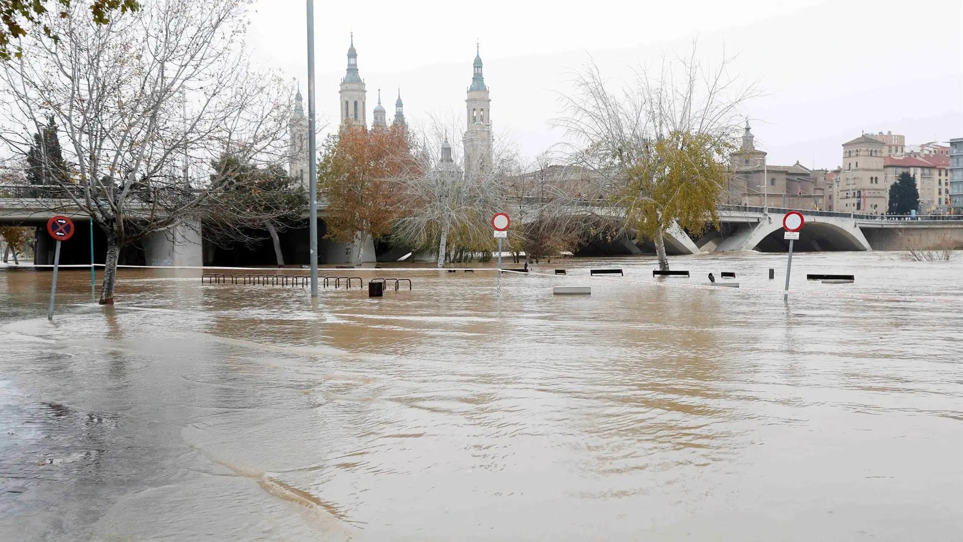 El río Ebro a su paso por Zaragoza, en una imagen de archivo.EFE / Javier Belver