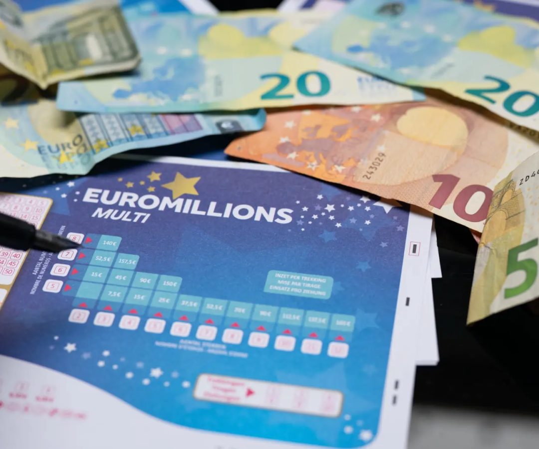 Boleto de Euromillones junto a billetes de euro.Getty Images