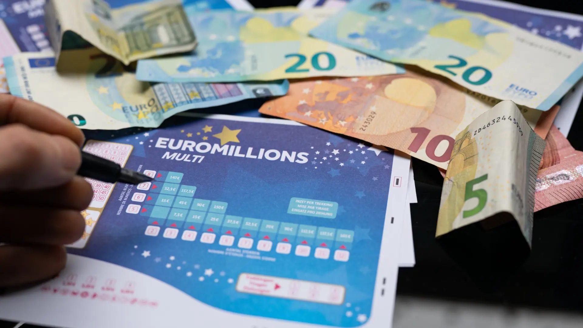 Boleto de Euromillones junto a billetes de euro.Getty Images