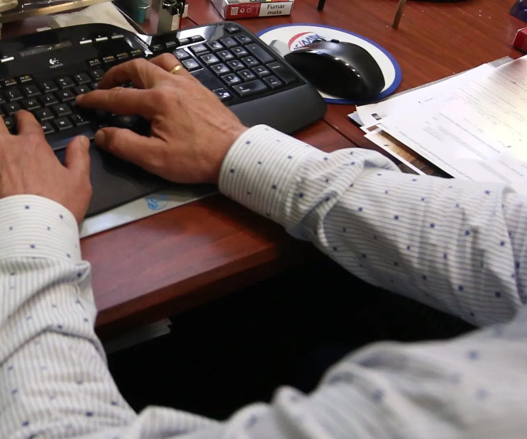 Un hombre trabaja con su ordenador.&nbsp;Ricardo Rubio / Europa Press