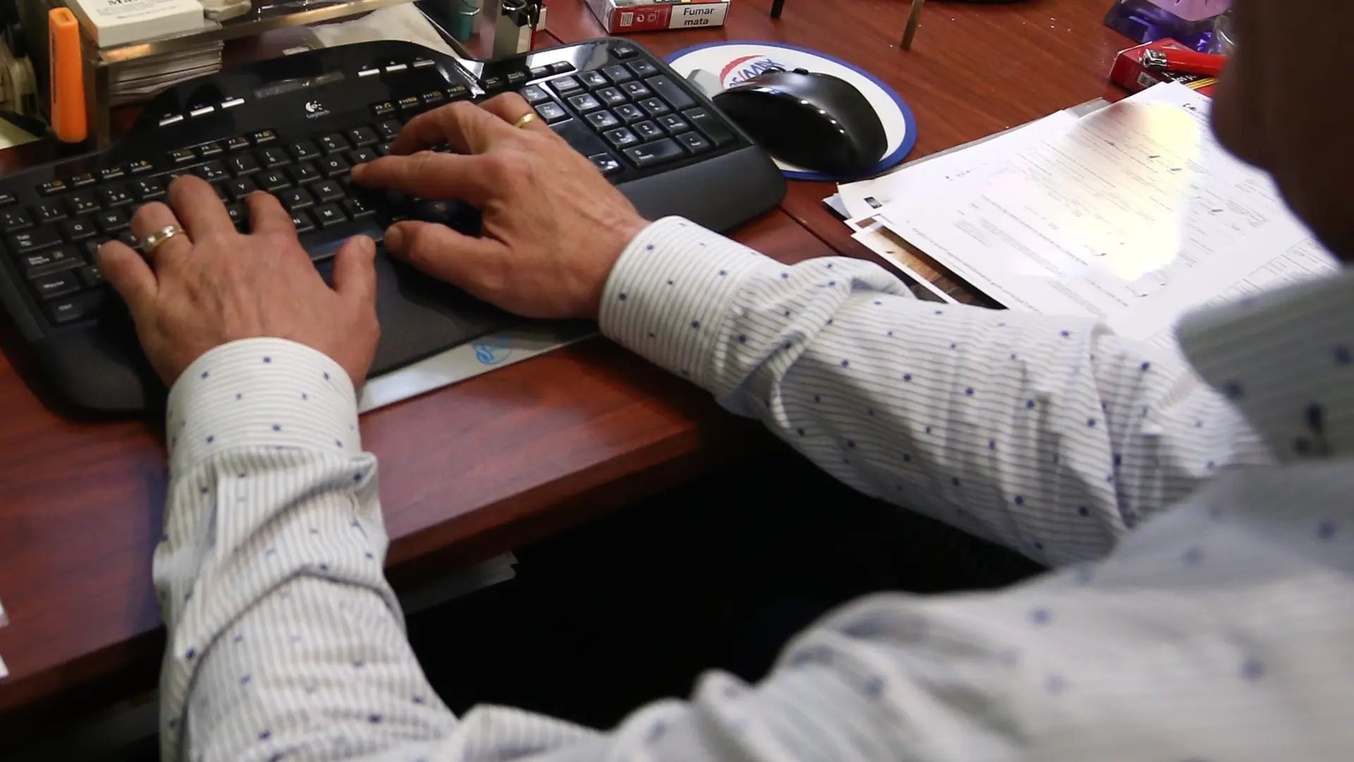 Un hombre trabaja con su ordenador.&nbsp;Ricardo Rubio / Europa Press