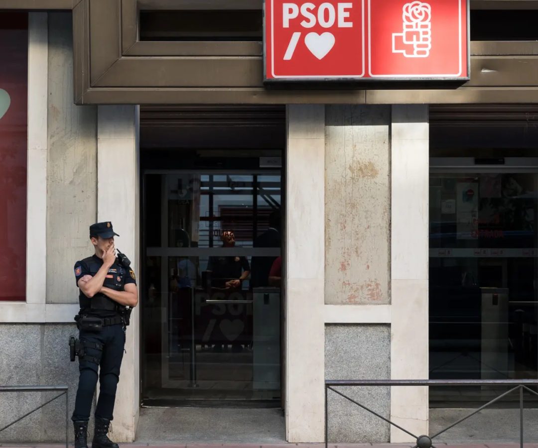 Un agente de Policía aguarda en la entrada de la sede del Partido Socialista (PSOE) en la calle Ferraz en una imagen de archivo.Diego Radames