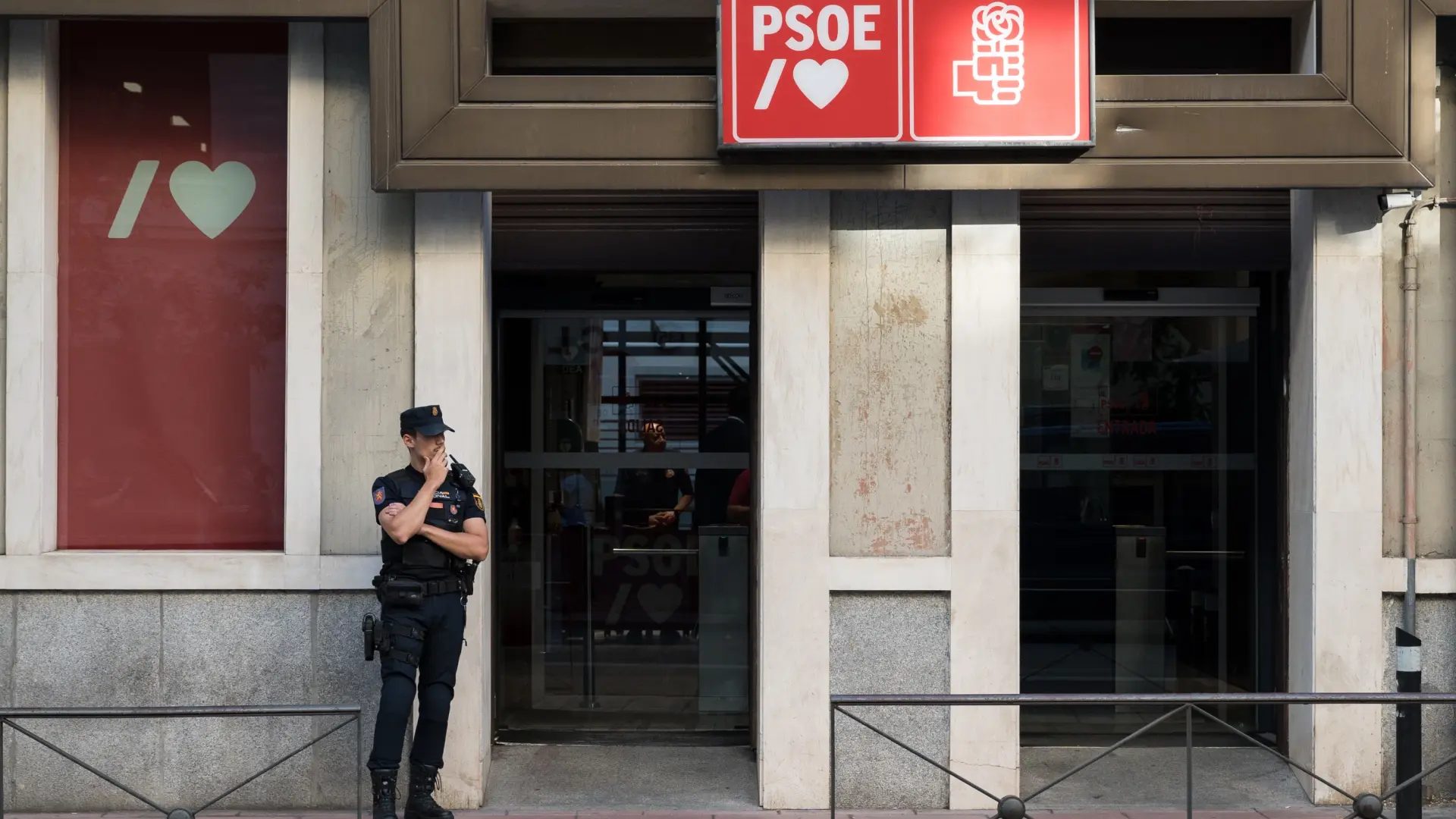 Un agente de Policía aguarda en la entrada de la sede del Partido Socialista (PSOE) en la calle Ferraz en una imagen de archivo.Diego Radames