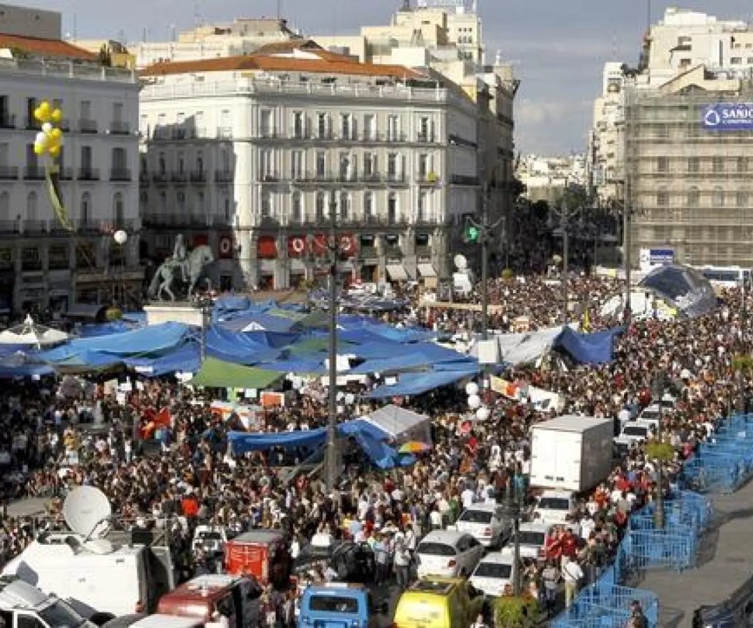 Miles de participantes acampaban en la Puerta del Sol de Madrid durante las concentraciones del 15-M.EFE