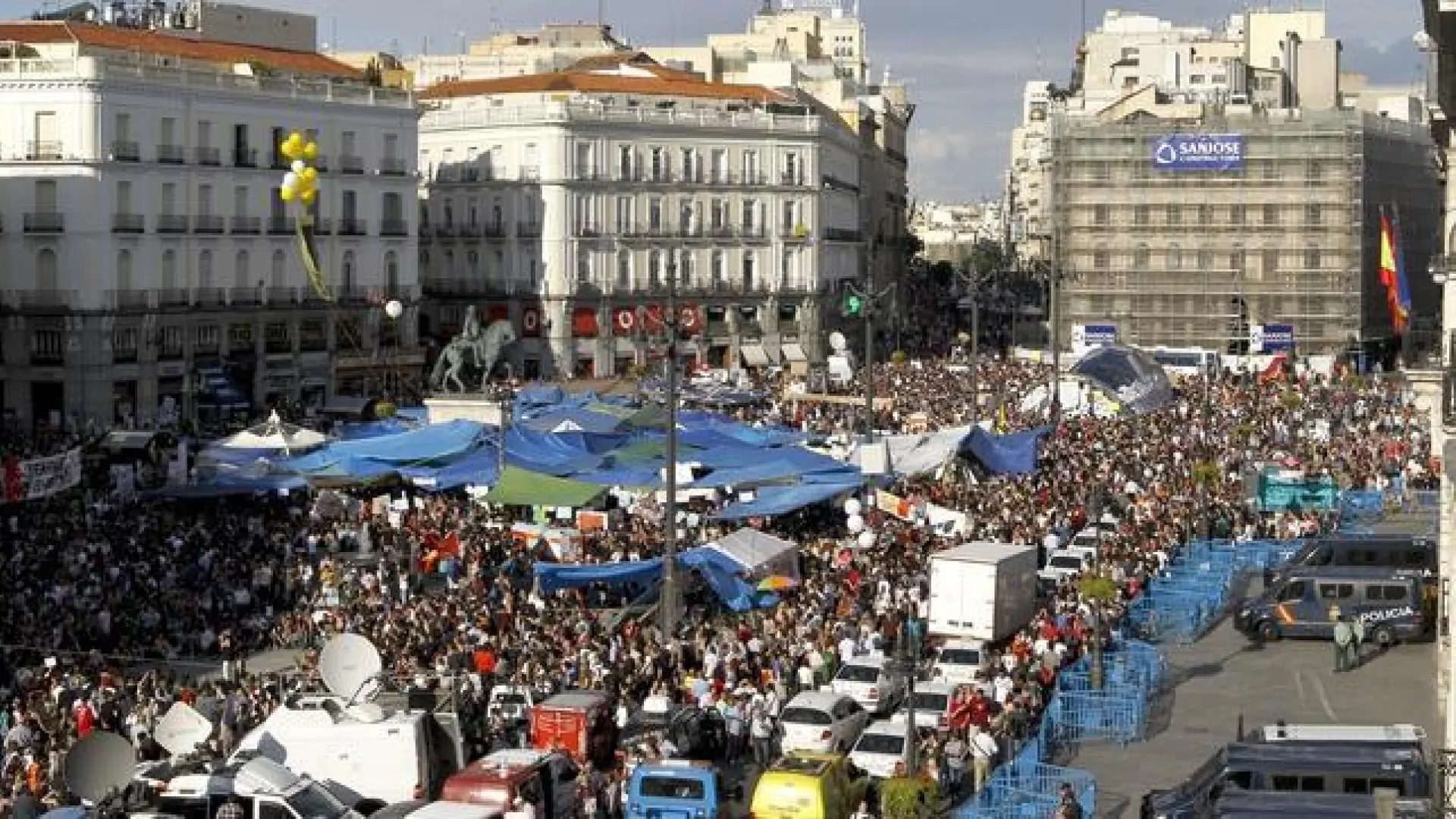 Miles de participantes acampaban en la Puerta del Sol de Madrid durante las concentraciones del 15-M.EFE