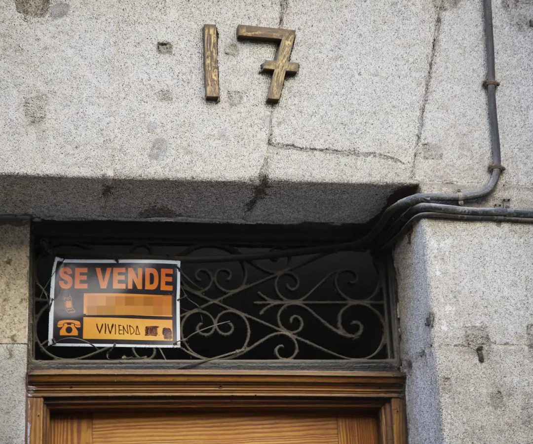 Imagen de archivo de un portal con una vivienda en venta en la ciudad de Madrid.EP