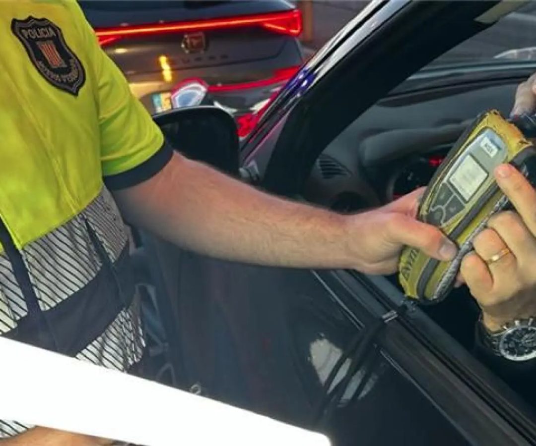 Los Mossos d'Esquadra llevando a cabo un control de alcoholemia.@Mossos / X