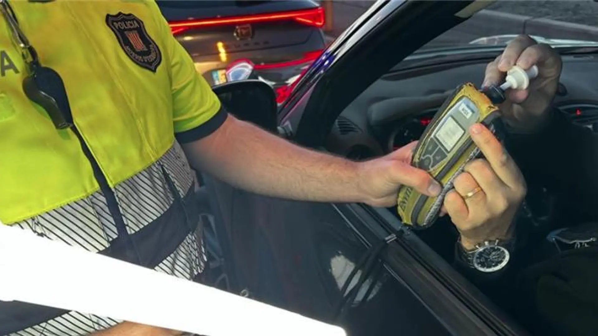 Los Mossos d'Esquadra llevando a cabo un control de alcoholemia.@Mossos / X