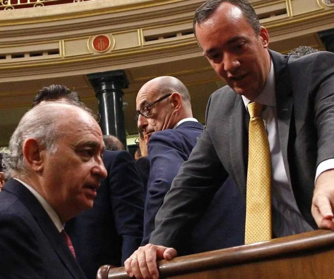 Jorge Fernández Díaz y Francisco Martínez en el Congreso de los DiputadosEUROPA PRESS