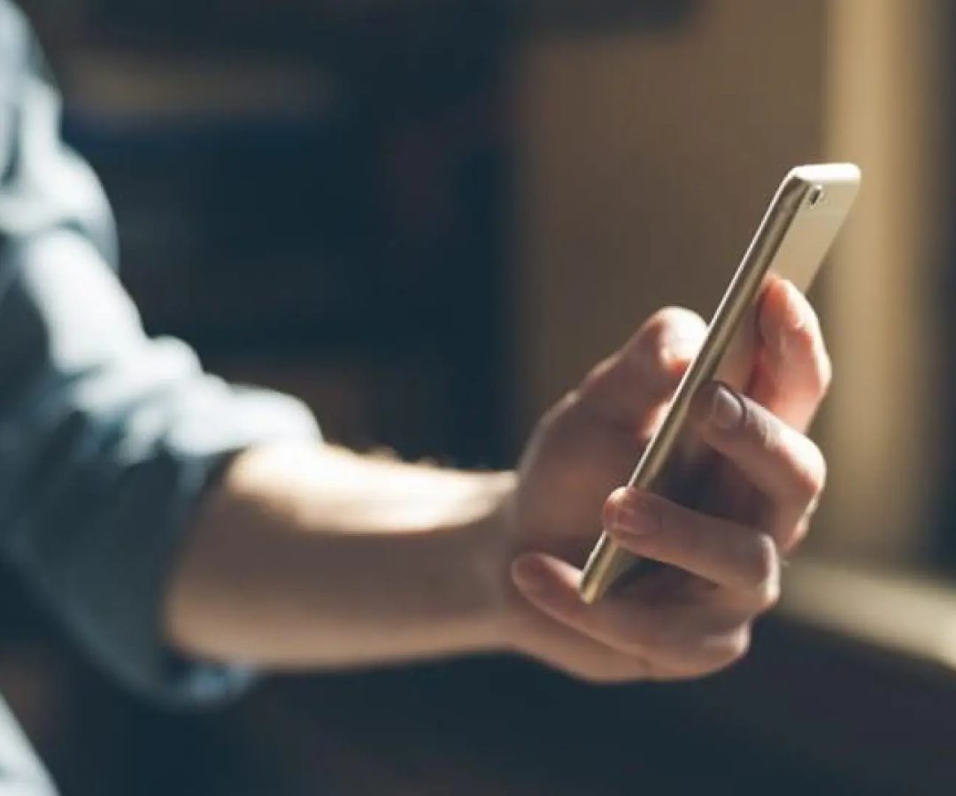 Un joven mira su móvil.&nbsp;Archivo