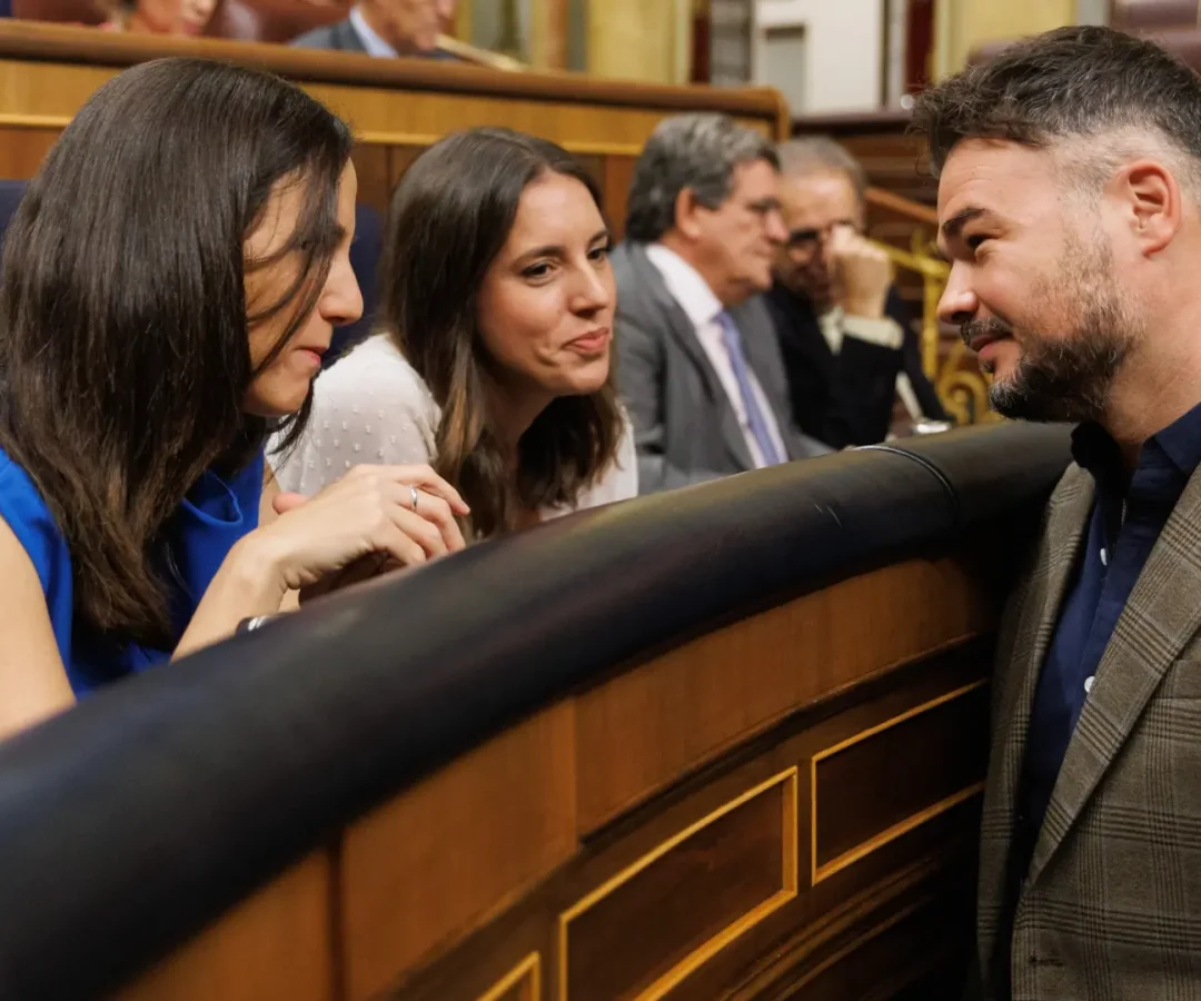 La secretaria general de Podemos, Ione Belarra; la número dos del partido, Irene Montero, y el portavoz de ERC en el Congreso, Gabriel Rufián, en una imagen de archivo.EDUARDO PARRA / EP