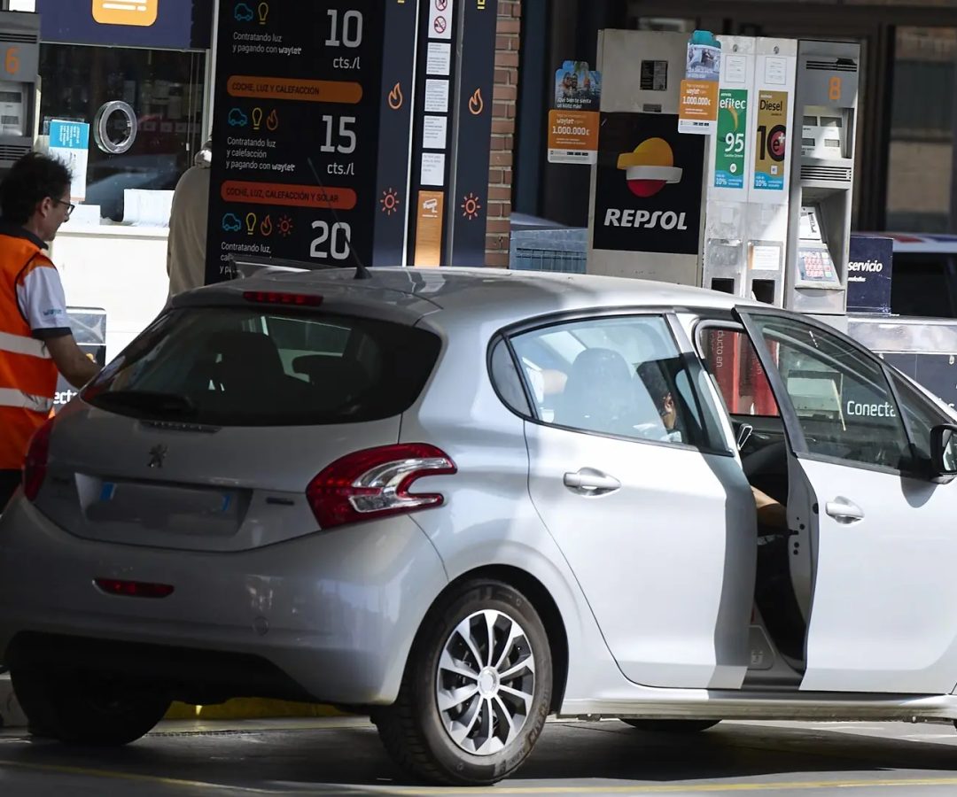 li_coche-reposta-gasolinera-27-agosto-2023-madrid-espana-precio-medio.jpeg