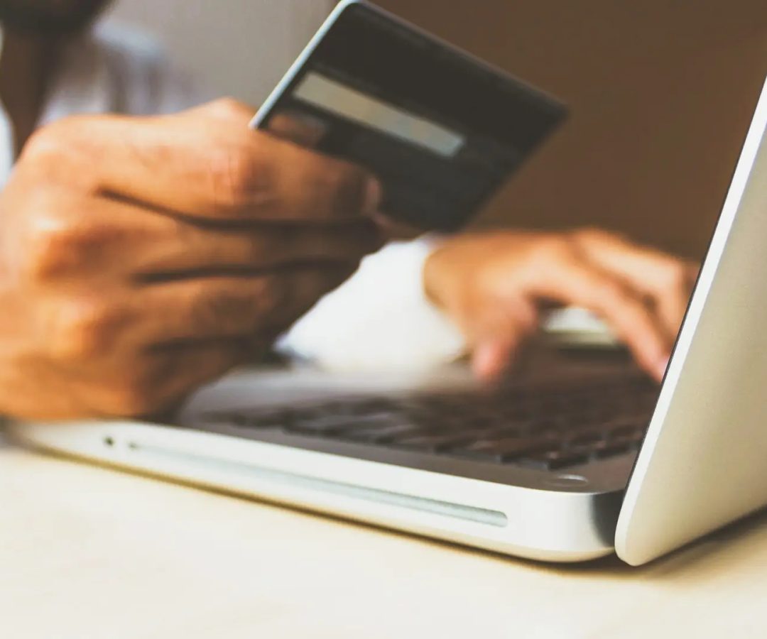 Un hombre usando su tarjeta de crédito frente al ordenador, en una imagen de archivo.Europa Press