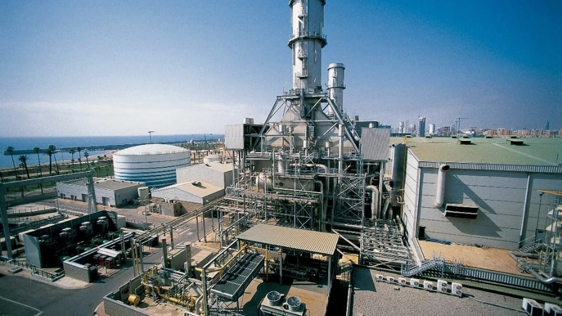 Central térmica de ciclo combinado de Sant Adrià de Besòs donde se genera electricidad con gas natural.