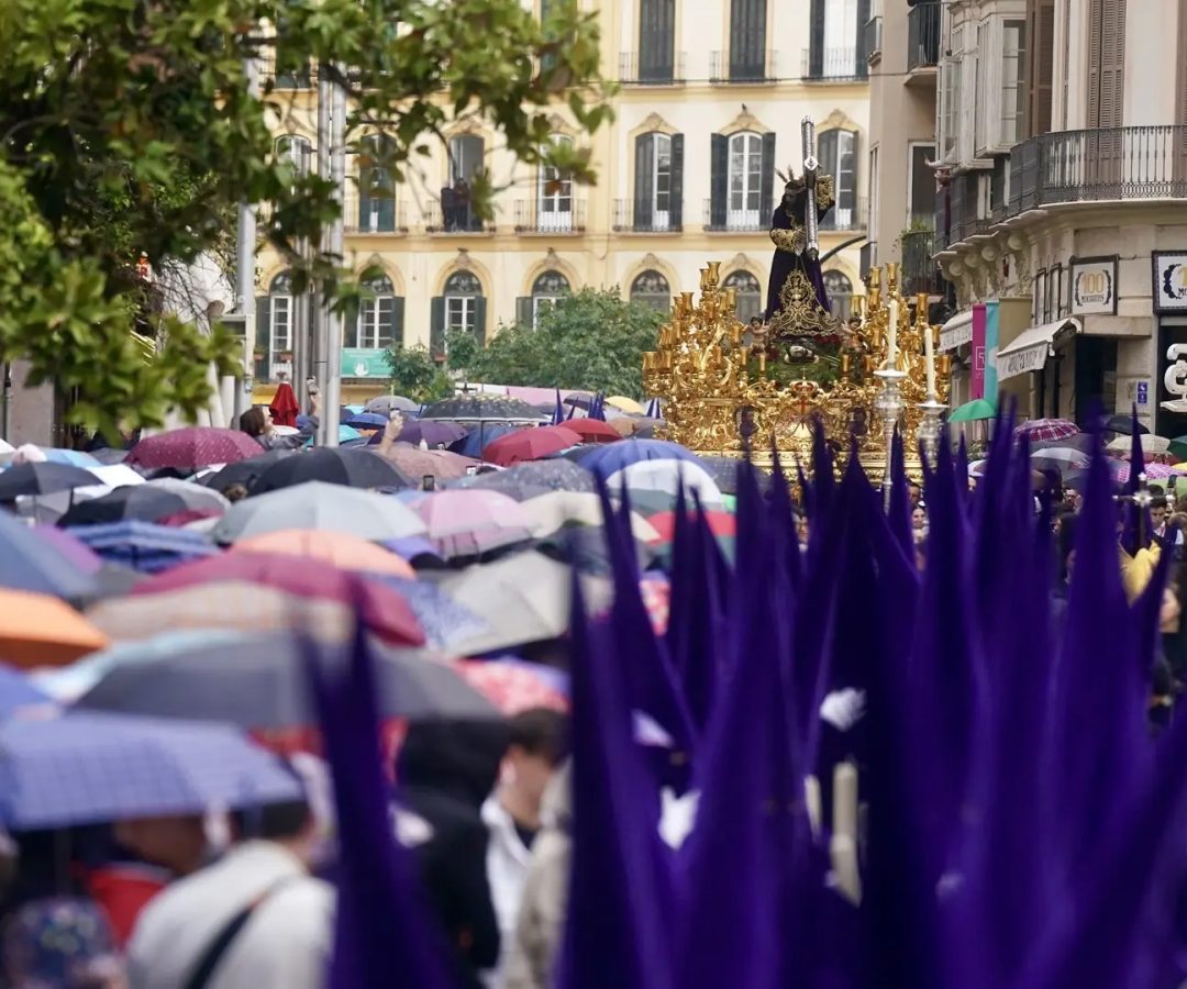 li_nazarenos-hermandad-procesionan-calles-malaga-acompanando-cristo-rico-27-1.jpeg