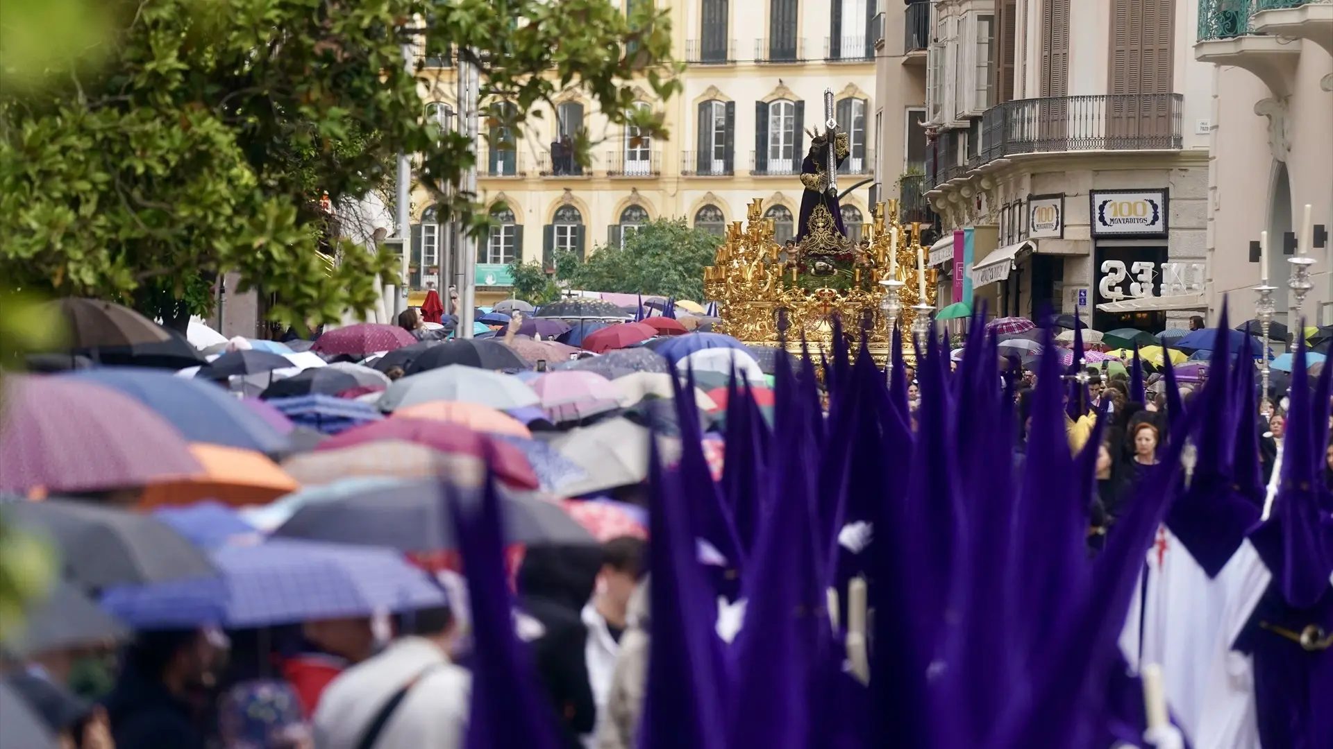 li_nazarenos-hermandad-procesionan-calles-malaga-acompanando-cristo-rico-27-1.jpeg