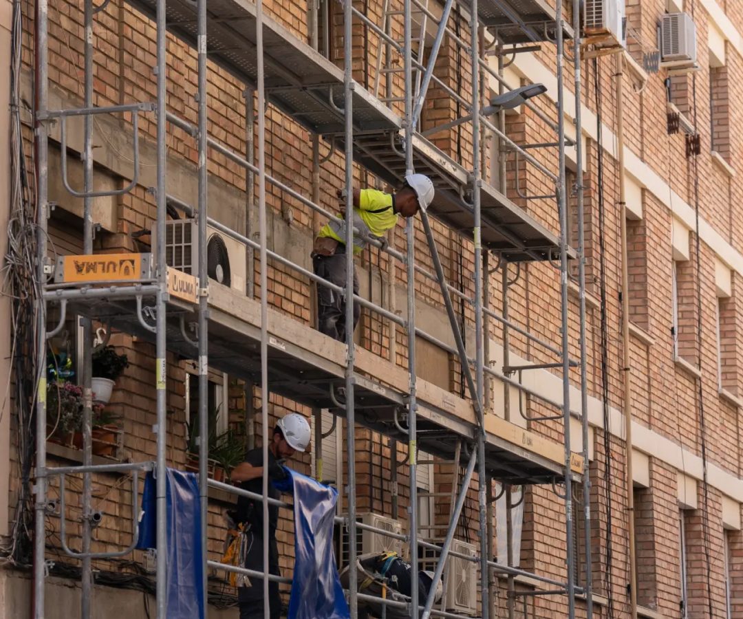 Un obrero subido a los andamios de una obra en un edificio de viviendas (archivo).David Zorrakino / EP