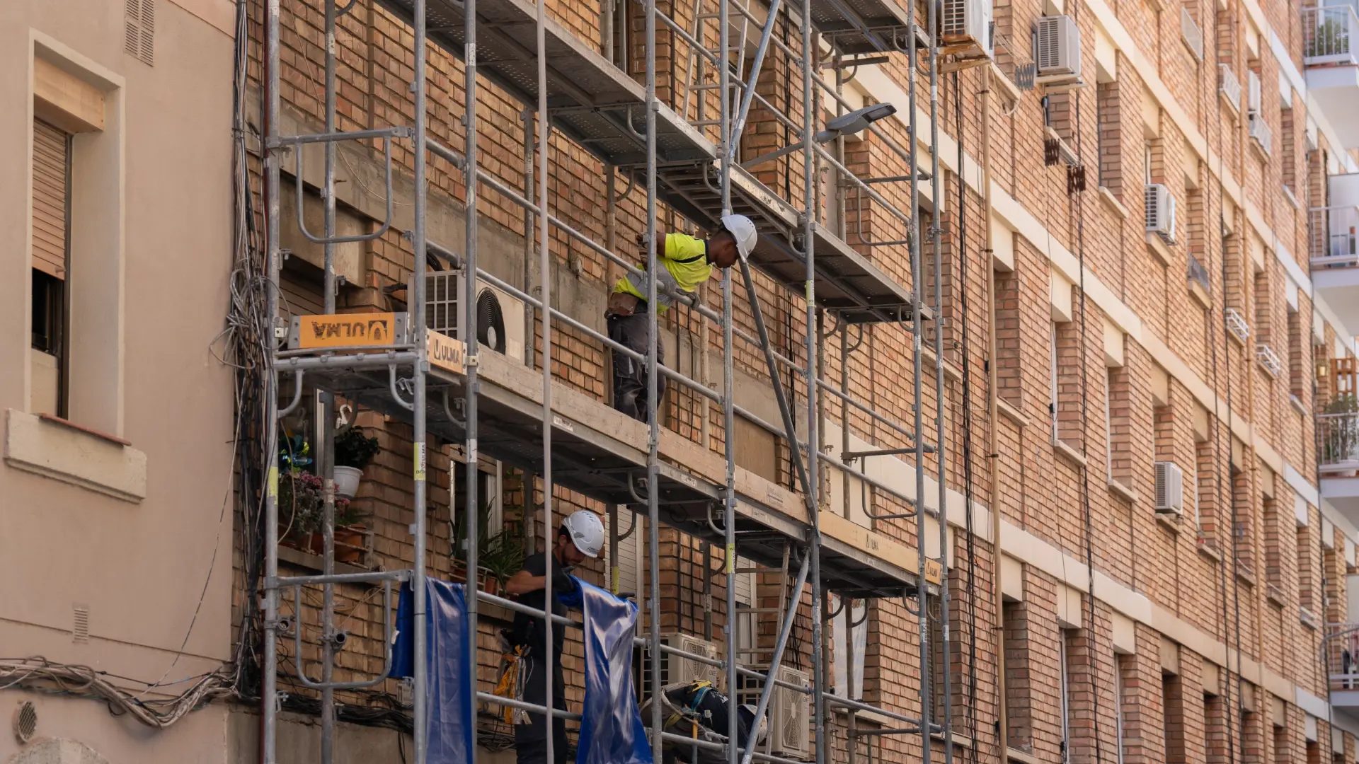 Un obrero subido a los andamios de una obra en un edificio de viviendas (archivo).David Zorrakino / EP