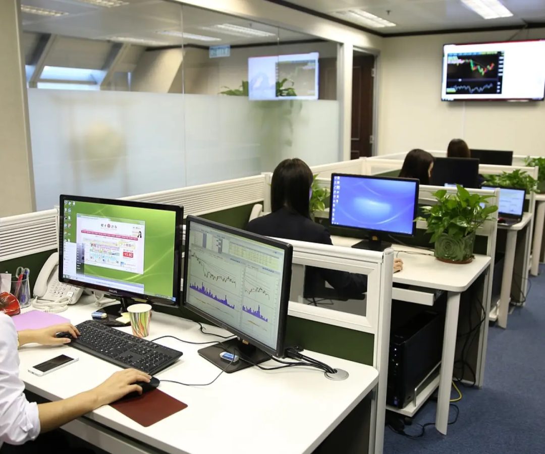 Imagen de archivo de varios trabajadores en una oficina.PIXABAY
