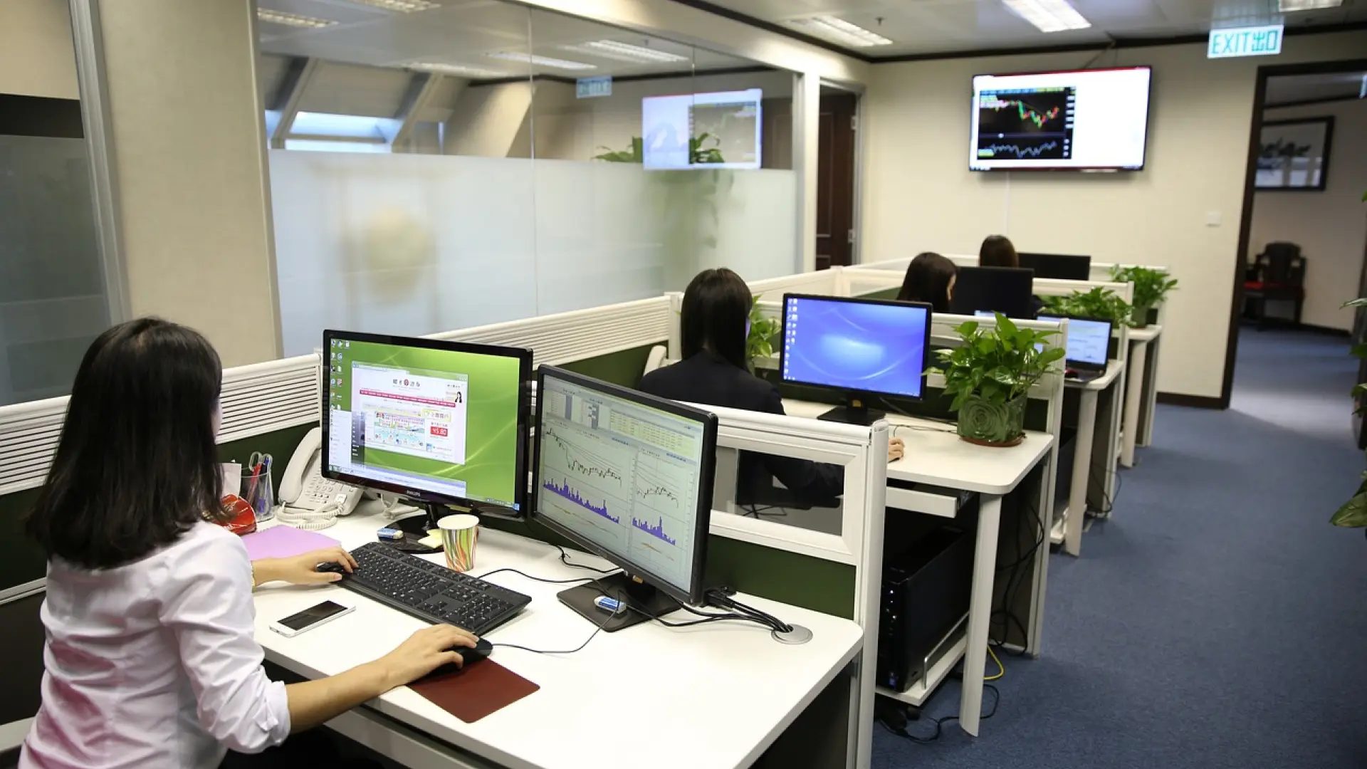 Imagen de archivo de varios trabajadores en una oficina.PIXABAY