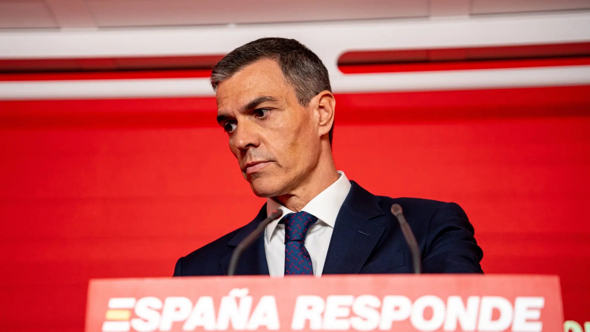 Pedro Sánchez en la rueda de prensa en la sede del PSOE en FerrazEuropa Press