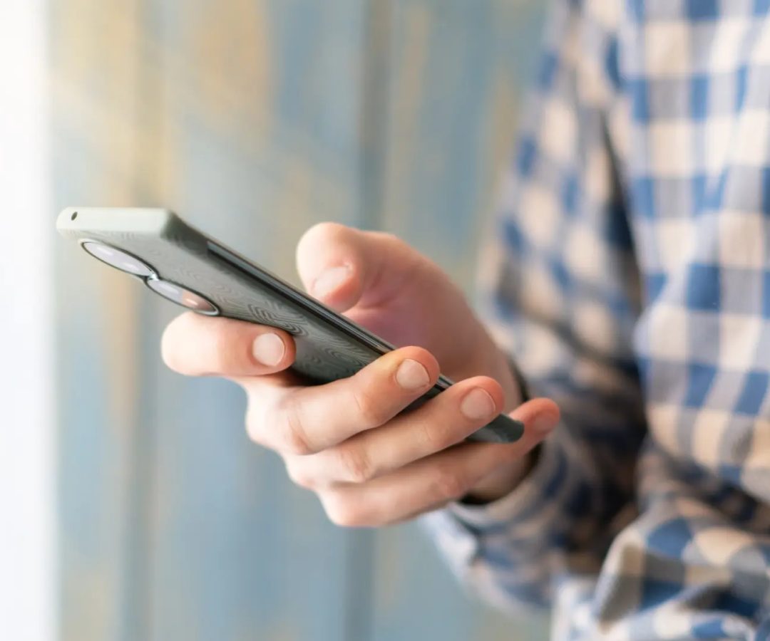 Una persona utiliza el teléfono móvil.Getty Images