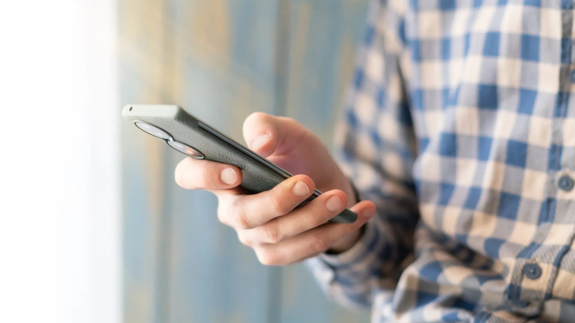 Una persona utiliza el teléfono móvil.Getty Images