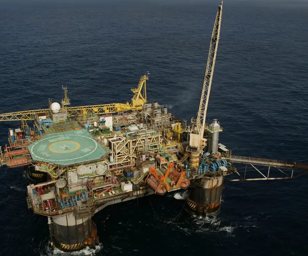 plataforma_semi-submersivel_p-20_bacia_de_campos_petroleo_do_brasil_petrobras_0.jpg