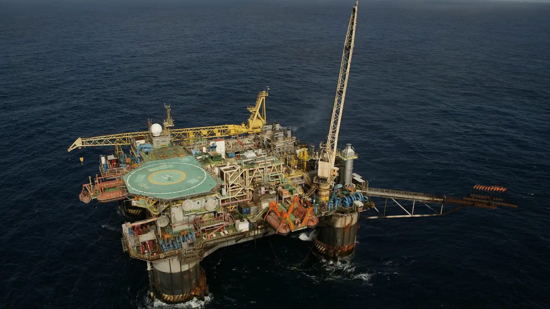 plataforma_semi-submersivel_p-20_bacia_de_campos_petroleo_do_brasil_petrobras_0.jpg