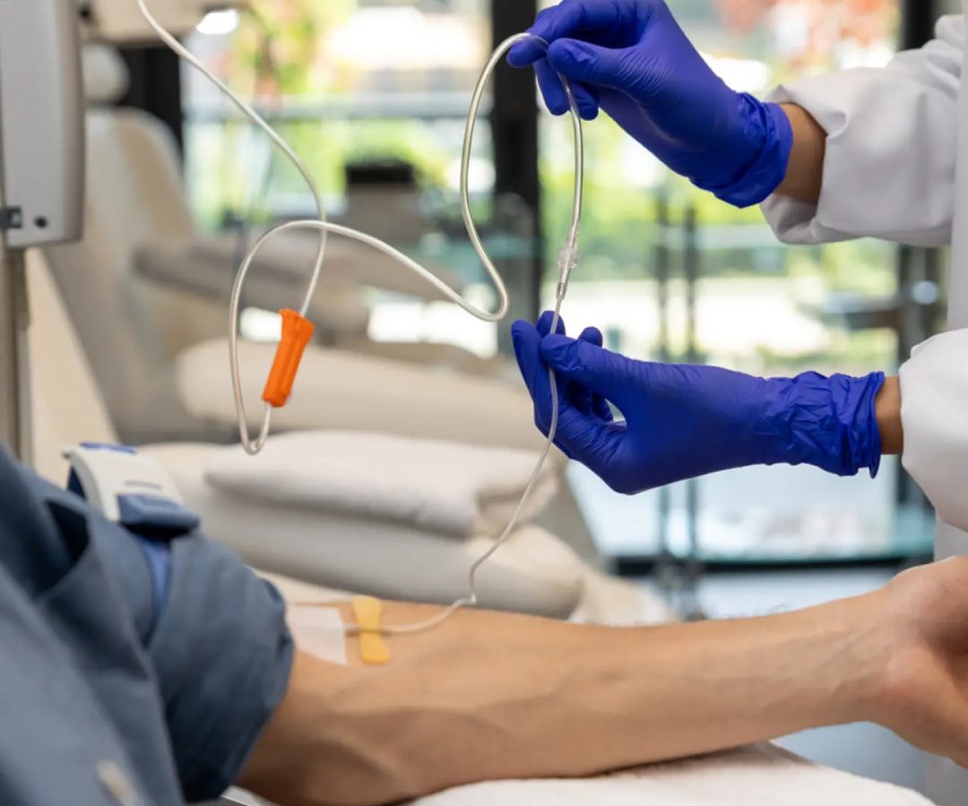 Paciente que recibe quimioterapia por goteo en un hospital.TYMOSHCHUK ANDRIY