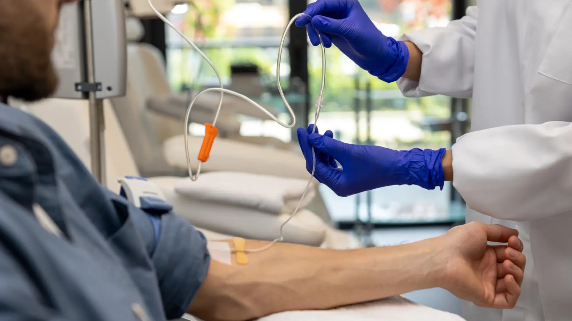 Paciente que recibe quimioterapia por goteo en un hospital.TYMOSHCHUK ANDRIY