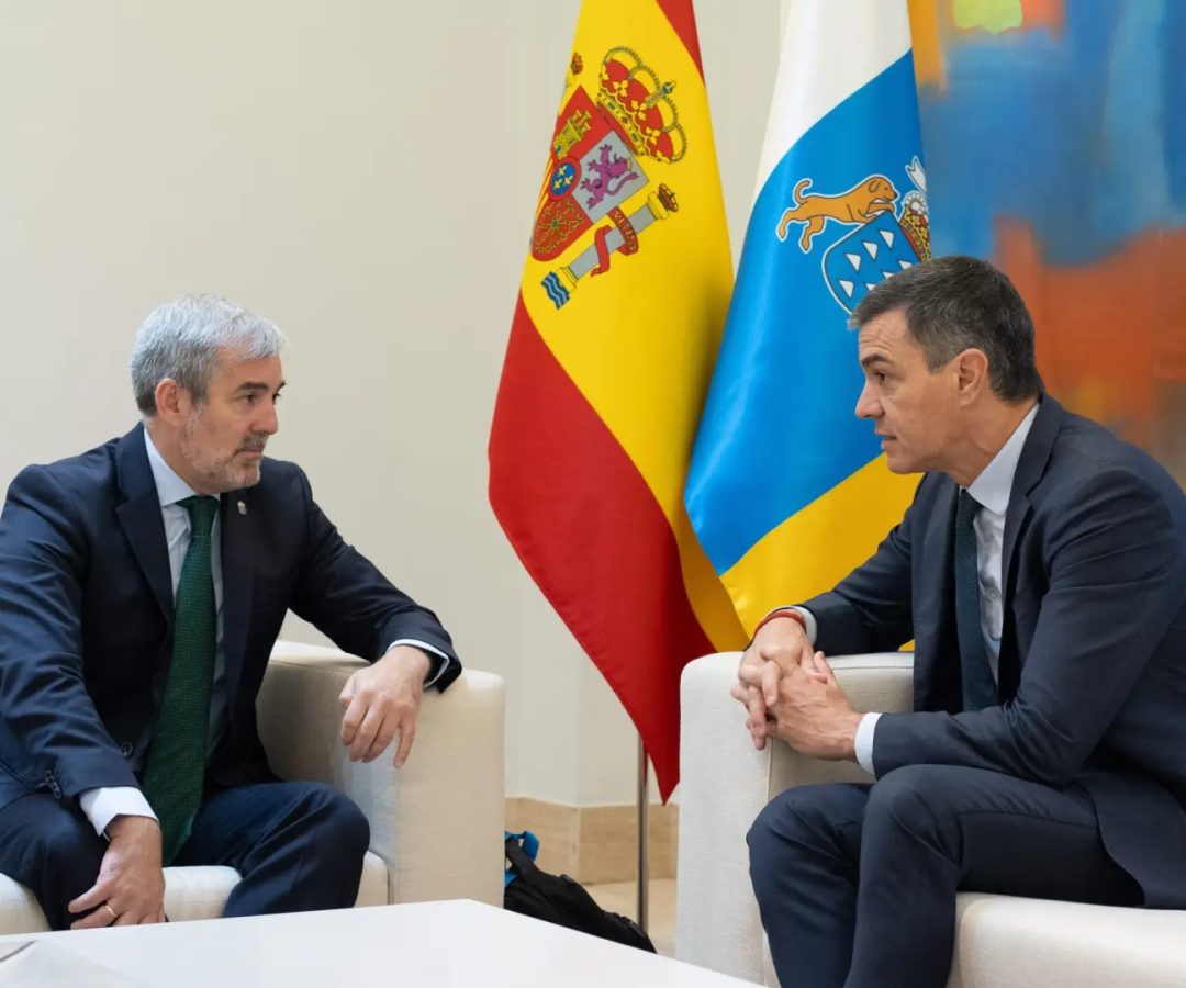 El presidente del Gobierno, Pedro Sánchez, durante su reunión con el presidente de Canarias, Fernando Clavijo, en la Moncloa.Alejandro Martínez Vélez/EP
