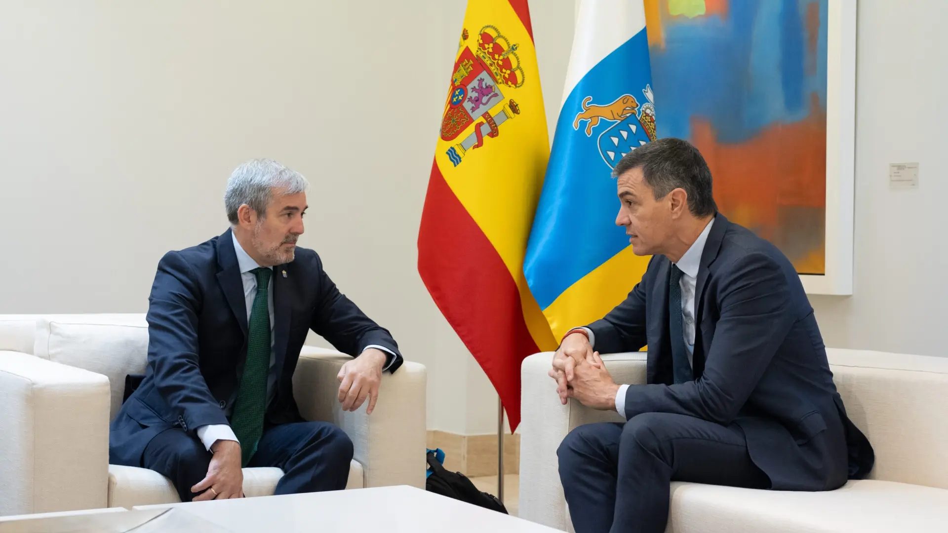 El presidente del Gobierno, Pedro Sánchez, durante su reunión con el presidente de Canarias, Fernando Clavijo, en la Moncloa.Alejandro Martínez Vélez/EP