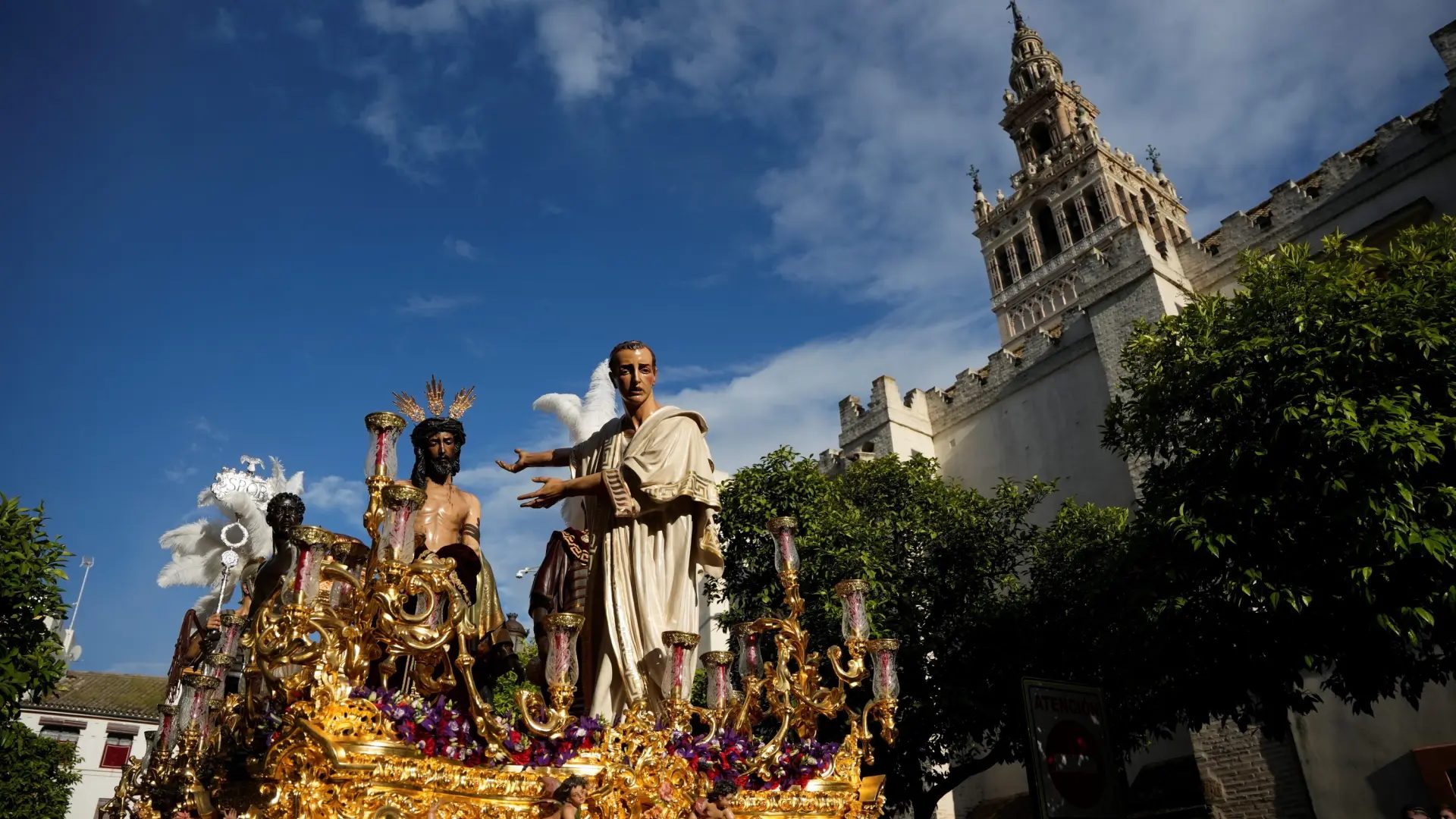 Imágenes de la Hermandad de San Benito que hace estación de penitencia este Martes Santo.Joaquín Corchero/EP